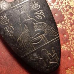 Curieuse pierre egyptienne avec des hieroglyphes