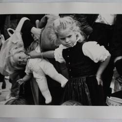 Photographie d'art JAN NEUMAN Petite fille et poupée Islande