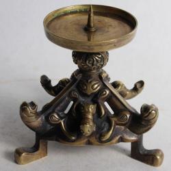 Pique cierge bronze tripode
