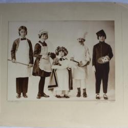 Photographie Enfants déguisés tenues travail P. Bonzon Genève 1928