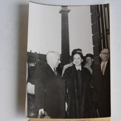Photo Charlie Chaplin et Oona Place Vendôme Paris 1952 Interpress