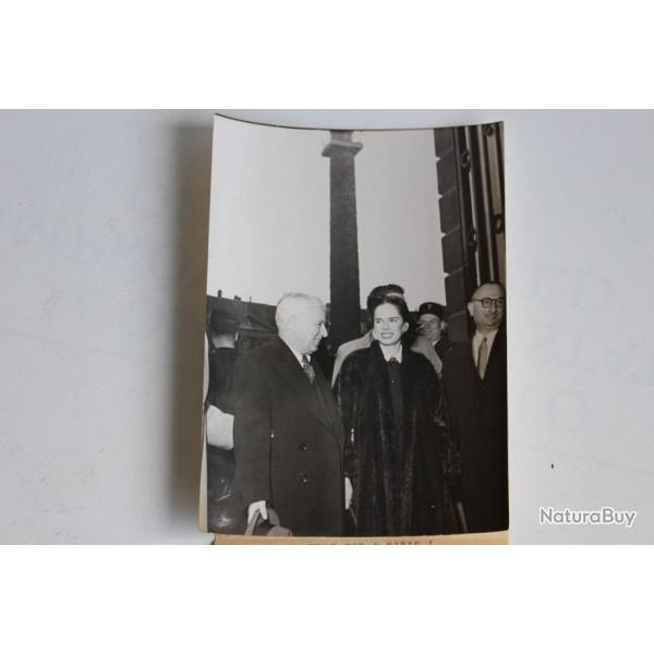 Photo Charlie Chaplin et Oona Place Vendme Paris 1952 Interpress