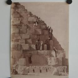 Photo orientaliste Lékégian Descente de Pyramide