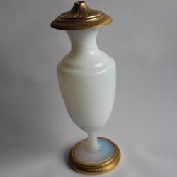 SEVRES pied de lampe vase en cristal opalin