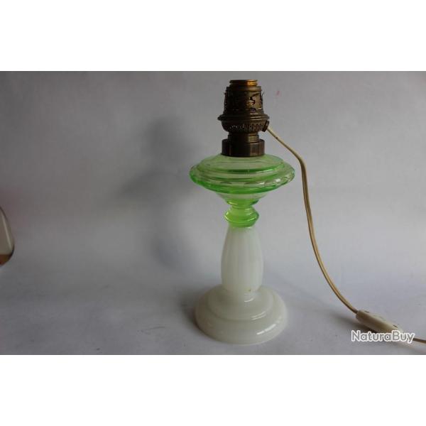 Lampe a ptrole verre opalin et verre a l'urane ouraline XIXe sicle