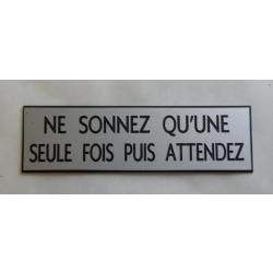 Plaque "NE SONNEZ QU'UNE SEULE FOIS PUIS ATTENDEZ" argenté Format 29x100 mm