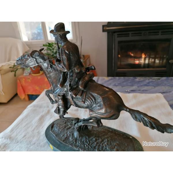 Trs joli Bronze Trooper off the plains d'aprs Frderic Remington