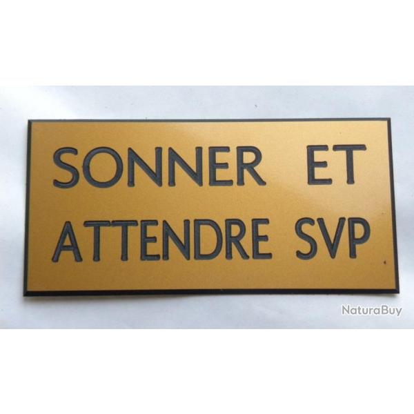 Plaque adhsive "SONNER ET ATTENDRE SVP" format 48 x 100 mm fond OR