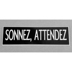 Plaque adhésive "SONNEZ, ATTENDEZ" noire Format 29x100 mm