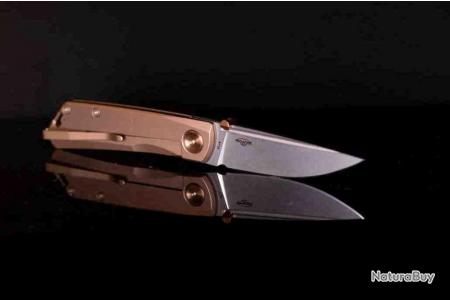 https://one.nbstatic.fr/uploaded/20220223/8898299/thumbs/450h300f_00001_Couteau-Real-Steel-Luna-ECO-Bronze-Lame-Acier-K110-Manche-Acier-Framelock-Clip-RS7084.jpg