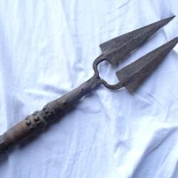 47) lance double trés ancienne afrique rare hampe trés travaillée ( voir les photos )