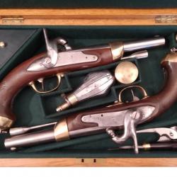 Paire de pistolets à percussion 1822 TBIS en étui avec accessoires