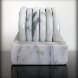Magnifiques dessous de verre en marbre blanc veiné-Feutrine verte-Liège-Dessous en marbre blanc