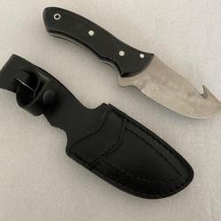 Couteau à dépecer de 21 cm avec son manche en corne et son étui .