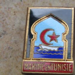 insigne pucelle  Marine en Tunisie , fond noir, dos lisse gravé, 2 pastilles navale nationale marin