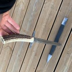Dague de chasse avec fourreau . Ancienne baïonnette modifie avec une poignée en bois de cerf