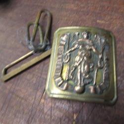 boucle laiton officier III° république avec son accroche  mélange bronze  cuivre Victoire ailée