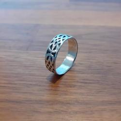 Bague en argent 925 poinçonnée, motifs d'inspiration celte ou scandinave.