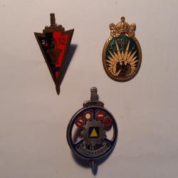 3   divers insignes  Militaire