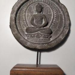 Bouddha en pierre ronde sur pied.