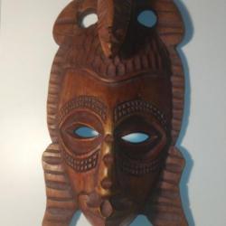 Masque en bois sculpté du Gabon.