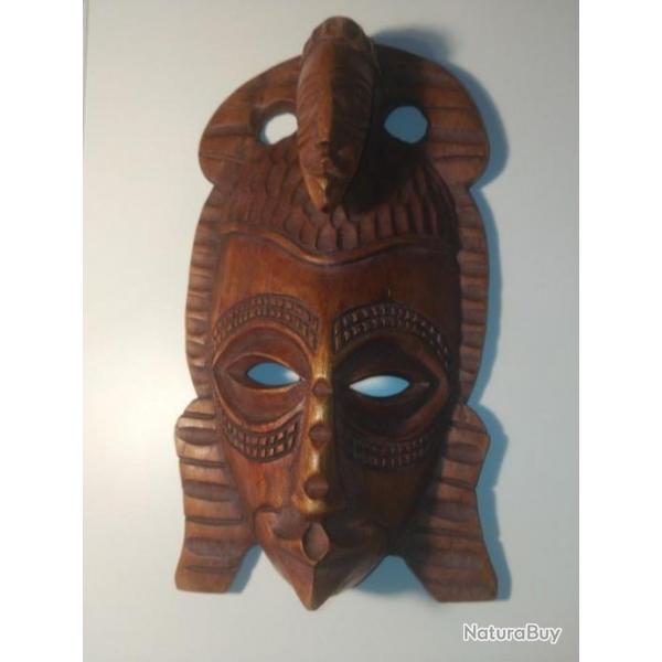 Masque en bois sculpt du Gabon.