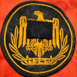Badge brodé allemand en T.B.E. de la seconde guerre mondiale avec son étiquette de marquage au dos
