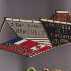Pin's Débarquement Anniversaire De La Liberation 6 Juin 1944 Forme De Bateau Militaire Ref 4019