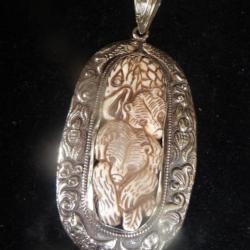 pendentif amérindien aigle ours sculptés sur os de buffle - argent "repoussé"