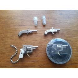 rare collection de minuscules revolvers anciens cal 2mm, plaquettes ivoire, deux en argent.