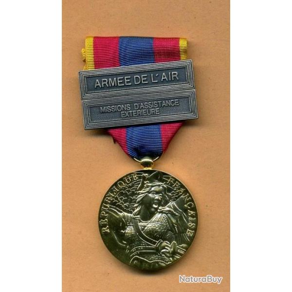 Mdaille de la Dfense Nationale chelon or,agrafes Arme de l'Air et MAE