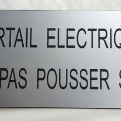Pancarte adhésive "PORTAIL ELECTRIQUE NE PAS POUSSER SVP"  format 98 x 200 mm fond ARGENT