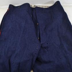 Ancien pantalon en laine sapeur pompier bleu à liseret rouge. Epoque WW2.  A restaurer ou pour tissu