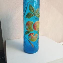 vase bleu au decor en relief fruit et feuilles période 1900 hauteur 27 cm diamètre 8 cm