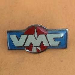 1 pin's Vmc bleu rouge  Pêche collection