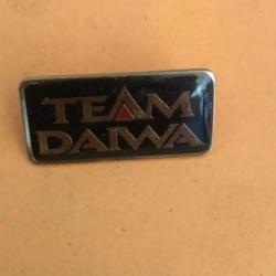 1 pin's team daiwa noir  Pêche collection