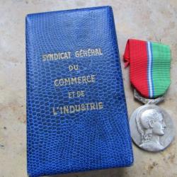 ancienne médaille Sapeurs syndicat général du commerce et de l'industrie + boite attribuée en 1973