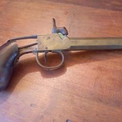 Pistolet à coffre en bronze de marine à restaurer.