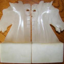 PAIRE DE MAGNIFIQUE SERRE LIVRES EN ALBÂTRE LEGEREMENT TRANSLUCIDE AU JOUR + PIEDS DE MARBRE BLANC