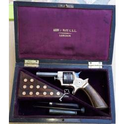Revolver anglais Tranter cal. 22 RF en coffret bois avec ses accessoires