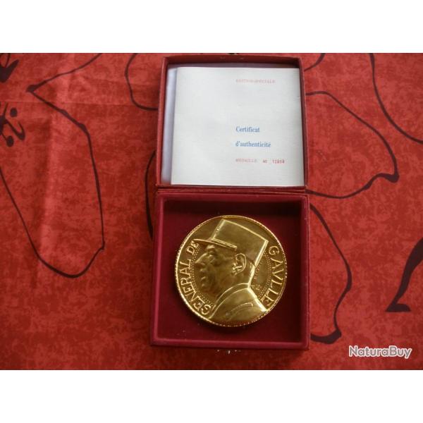 RARE ENORME MEDAILLE GENERAL DE GAULLE BRONZE DORE A OR FIN CERTIFICAT