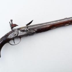 LUXUEUX PISTOLET LOUIS XV A GARNITURES D'ARGENT