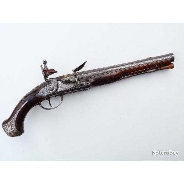 LUXUEUX PISTOLET LOUIS XV A GARNITURES D'ARGENT