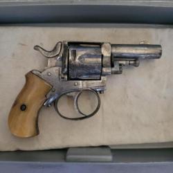 Vend pistolet bull-dog 320 En Bonne état arme fonctionnel.