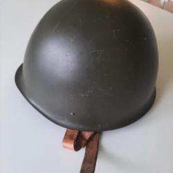 Casque militaire à déterminer en très bon état. Un insigne frontal peint. Pologne . Très beau.