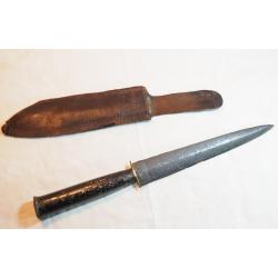 rare dague de combat WWII  Longueur totale de l'arme 25 cm environ  Longueur lame 14,5 cm environ