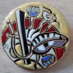Fernand Léger. Exceptionnelle insigne broche pendentif émaillé signé de l'artiste. Bijou de qualité.
