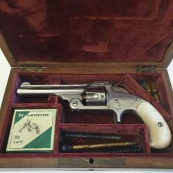 Coffret SMITH & WESSON MODELE N° 1 1/2 CAL .32 baby russian top break plaquette nacre