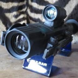 Lunette de vision nocturne PULSAR Ultra N450 avec montage pivotant, sacoche et chargeur