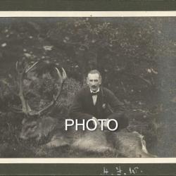 Photo ancienne 1912 - Chasseur et cerf